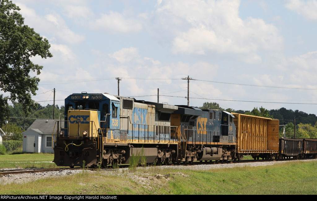 CSX 7538 leads train F728 towards the yard